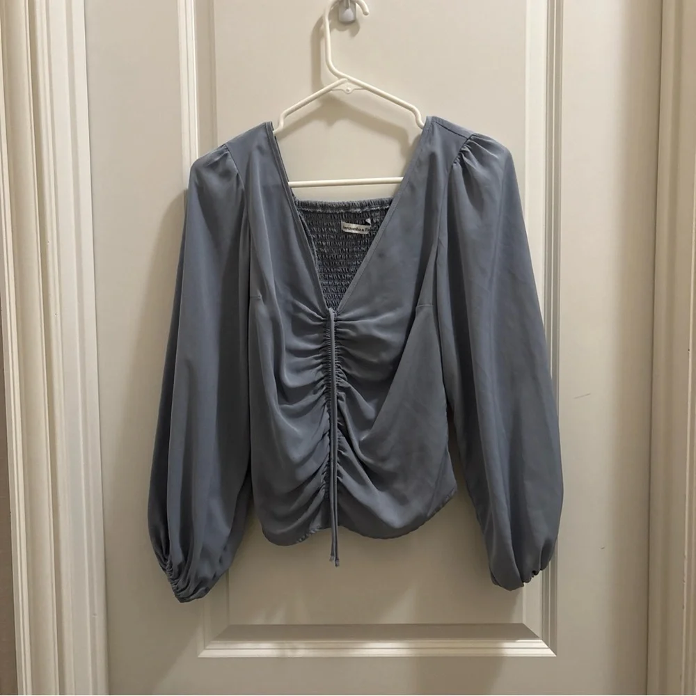 Abercrombie & Fitch Gray ruched Front Long Sleeve Top Size Small Elegant Chic - Picture 2 of 5